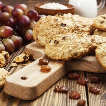 كوكيز الشوفان بالتفاح المجفف والزبيب