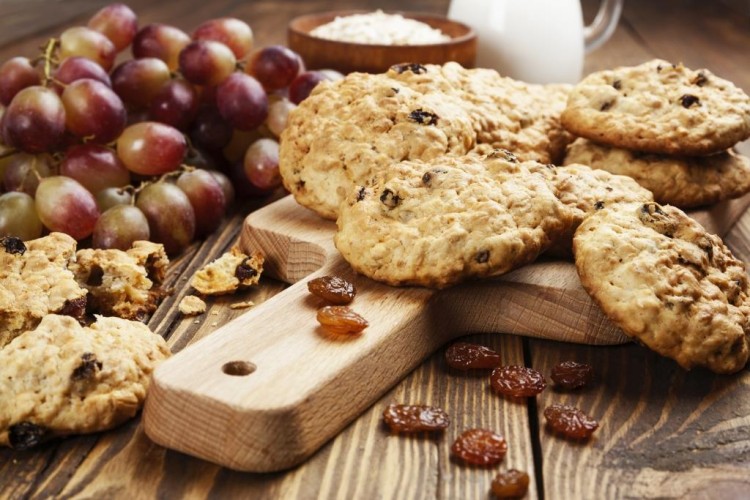 كوكيز الشوفان بالتفاح المجفف والزبيب