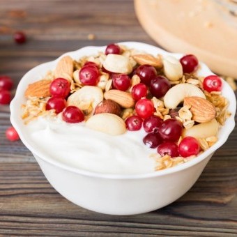 كاسات الزبادي اليوناني بالفواكة والمكسرات