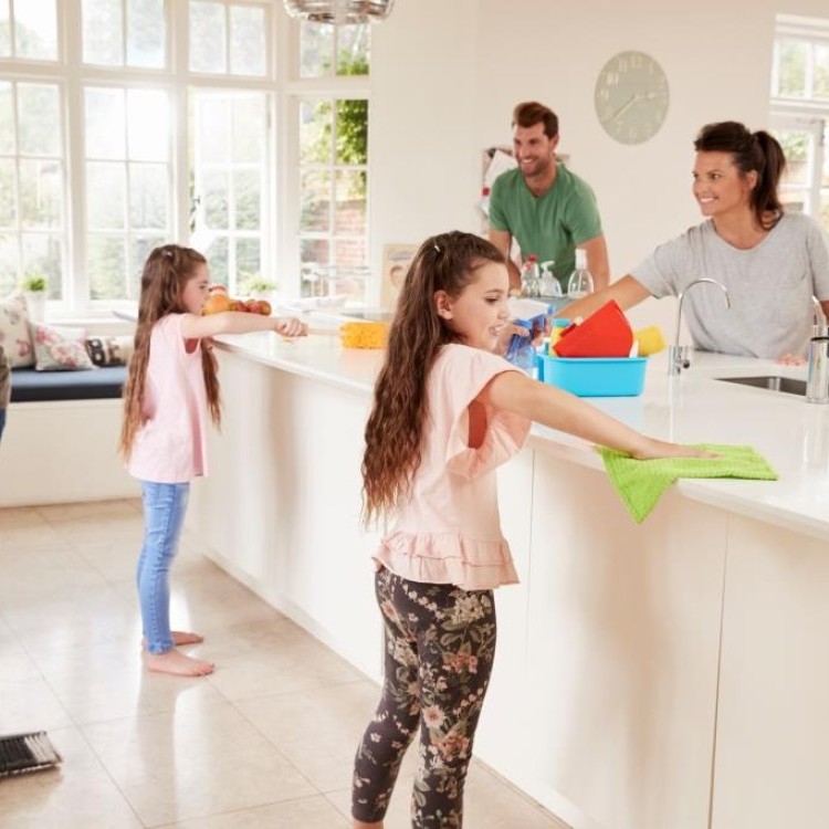 تنظيم الوقت بين تنظيف المنزل وتحضير حلويات العيد دون توتر