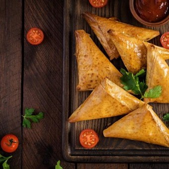 السمبوسة باللحم المفروم والبهارات العربية