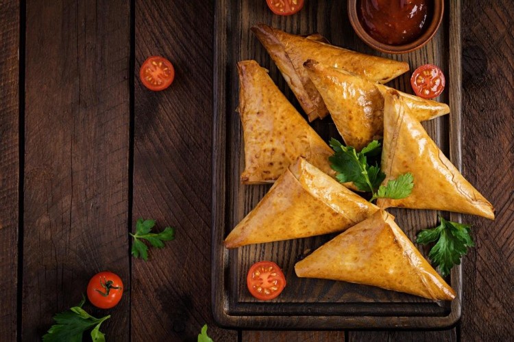 السمبوسة باللحم المفروم والبهارات العربية