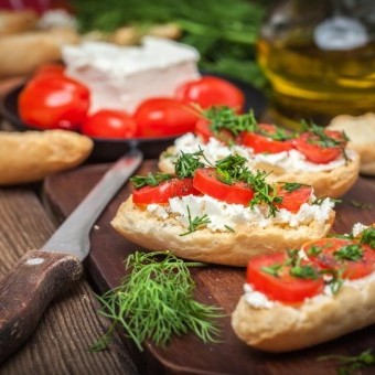 الخبز المحمص بالطماطم وزيت الزيتون والأعشاب