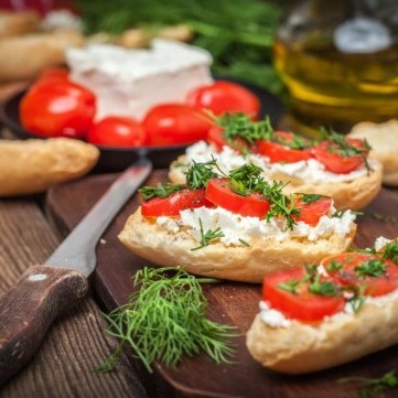 الخبز المحمص بالطماطم وزيت الزيتون والأعشاب