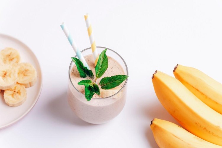 سموثي الموز باللبن والعسل