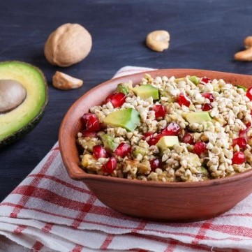 سلطة الكينوا بالرمان