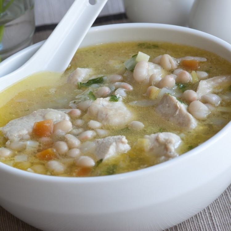 شوربة الدجاج بالفاصوليا البيضاء