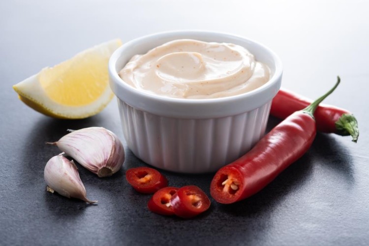 صوص الثوم مع السيراتشا