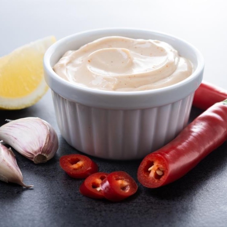 صوص الثوم مع السيراتشا