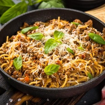 مكرونة باللحم المفروم والجبن والقشطة