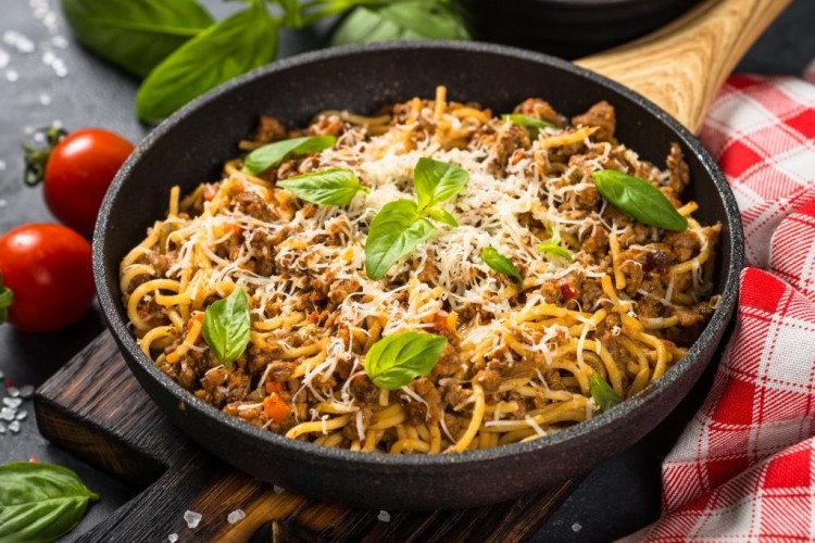 مكرونة باللحم المفروم والجبن والقشطة