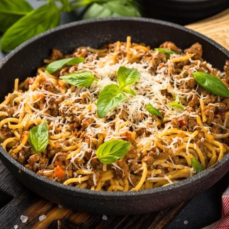 مكرونة باللحم المفروم والجبن والقشطة