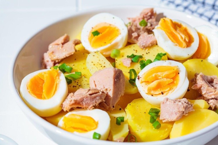 سلطة البطاطس بالتونا والبيض المسلوق من إسبانيا