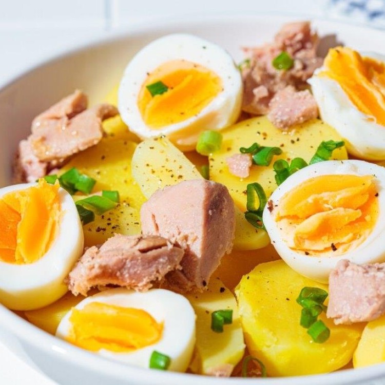 سلطة البطاطس بالتونا والبيض المسلوق من إسبانيا