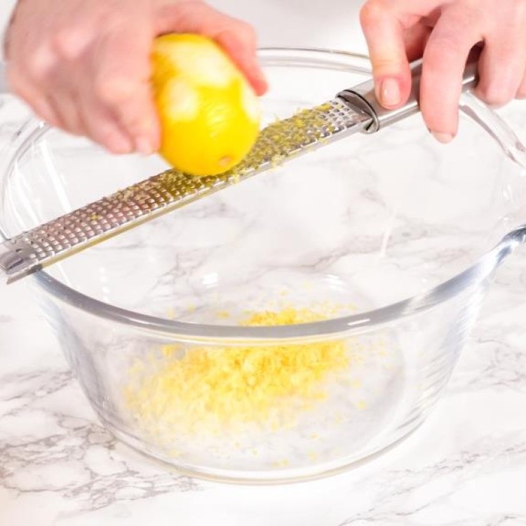 إضافة قشر الليمون على الحلويات