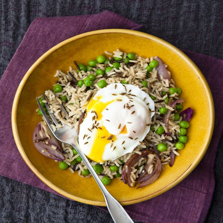سلطة الأرز والبازلاء بالبيض