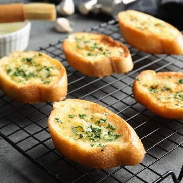 توست بالجبن والثوم في الفرن