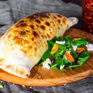 كالزون البيتزا بصوص البيستو