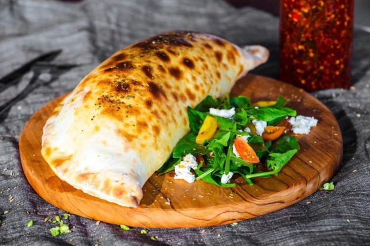 كالزون البيتزا بصوص البيستو