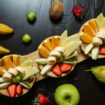 5 طرق لكيفية تقطيع الفاكهة وتقديمها بطريقة جذابة