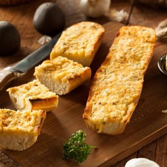 خبز فرنسي محمص بصوص الثوم وجبنة الشيدر