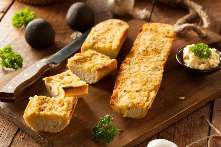 خبز فرنسي محمص بصوص الثوم وجبنة الشيدر