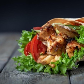 ساندويش خبز الصاج بالدجاج