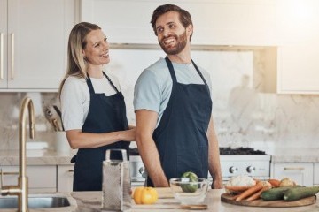 14 نصيحة تزرعين بها مسؤولية زوجك أكثر في المطبخ