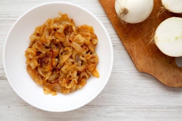 أسرار تحمير البصل من دون ما يحترق