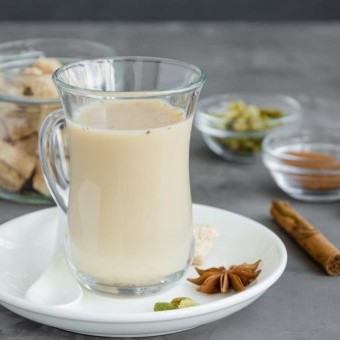 مشروب حليب بالهيل لضيافة اليوم الوطني السعودي
