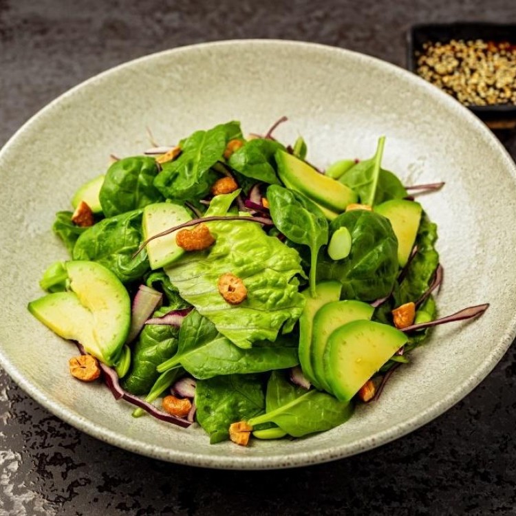 سلطة السبانخ الطازج مع الأفوكادو والجوز