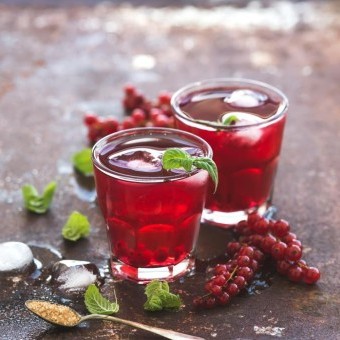 عصير الكركدية بنكهة التوت