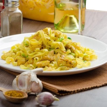 مكرونة بصلصة الكاري