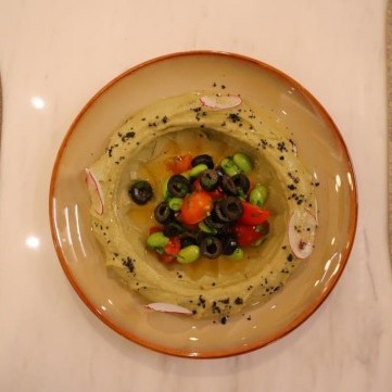 حمّص بالأفوكادو والطحينة