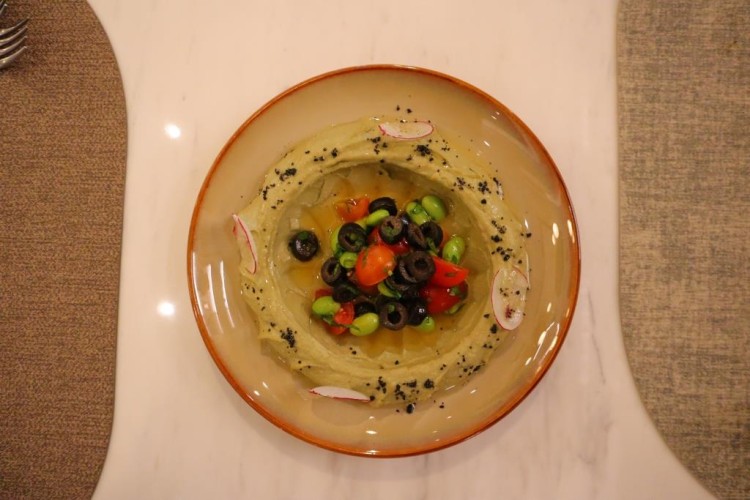 حمّص بالأفوكادو والطحينة