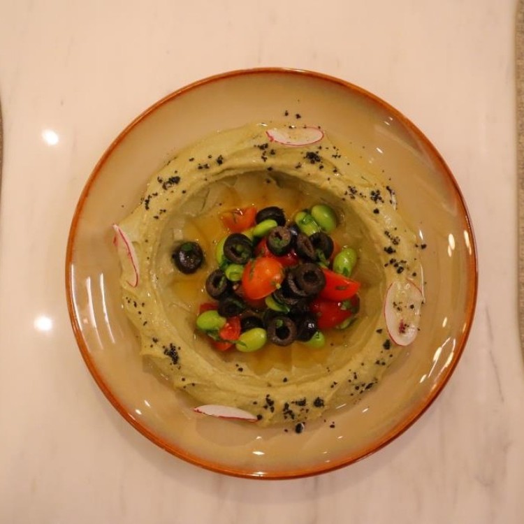 حمّص بالأفوكادو والطحينة