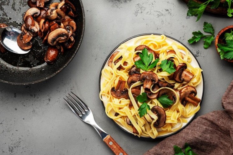 باستا بصوص الفطر البري وزيت الترافل