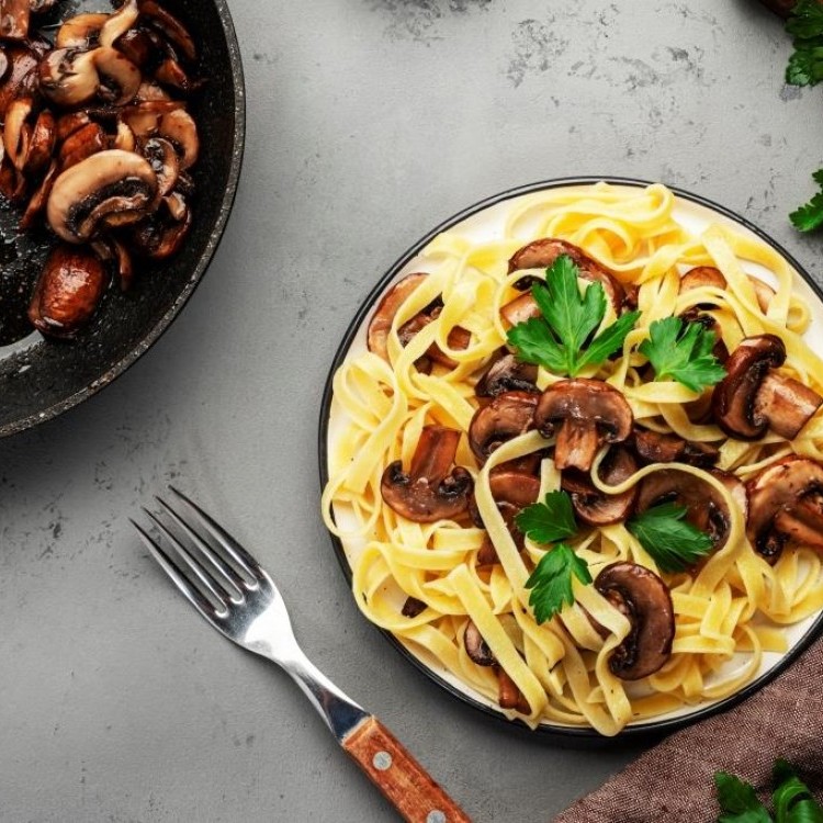 باستا بصوص الفطر البري وزيت الترافل