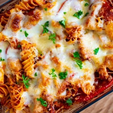 صينية مكرونة بالكريمة والفلفل الملون