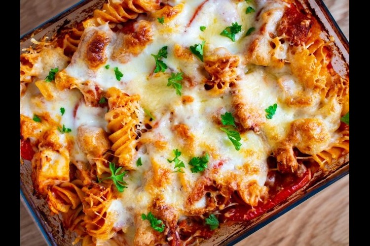 صينية مكرونة بالكريمة والفلفل الملون