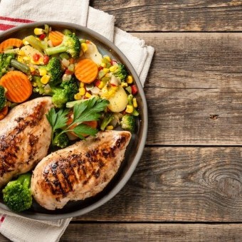 طبق بروتين صحي بالدجاج والخضار للرجيم
