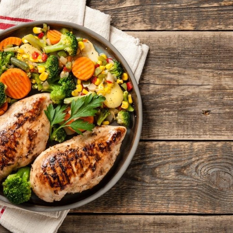 طبق بروتين صحي بالدجاج والخضار للرجيم