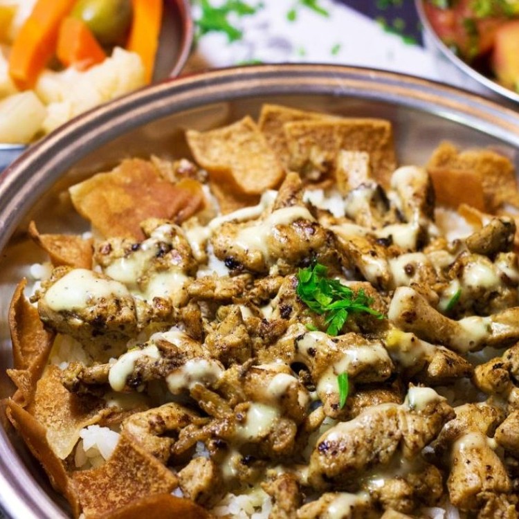 طبق شاورما  مع أرز وسلطة جانبية