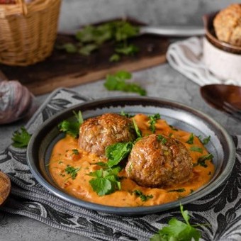 كرات الكفتة بصوص الكاري
