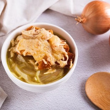 شوربة البصل الفرنسية بالجبنة الصفراء