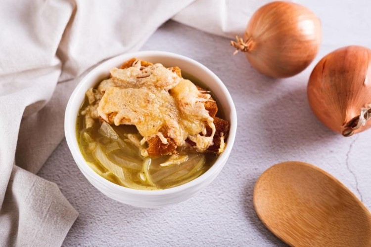 شوربة البصل الفرنسية بالجبنة الصفراء