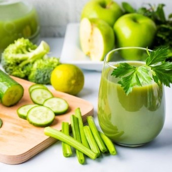 العصير الأخضر بالزنجبيل