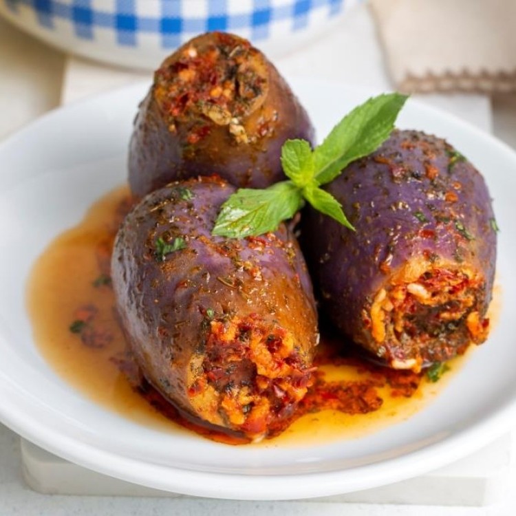 باذنجان محشي بالأرز والخضار