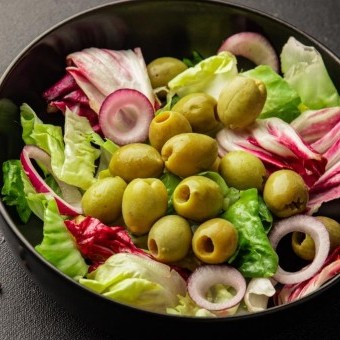 سلطة الزيتون الأخضر