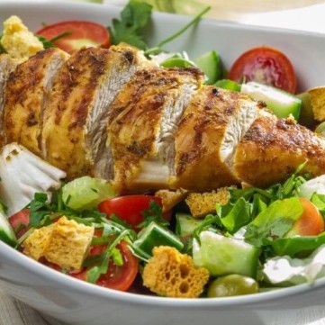 تشكيلة سلطات سهلة مشبعة وصحية للغداء